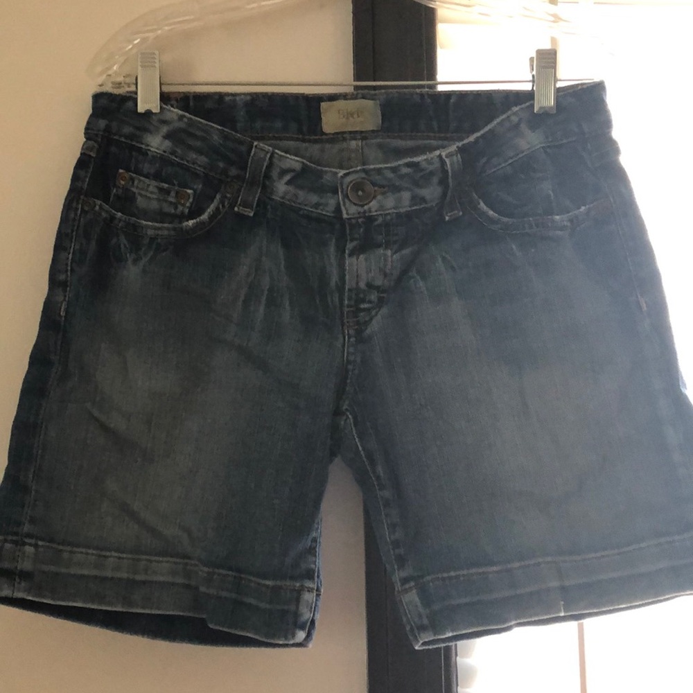 The Buckle BKE denim women’s shorts
